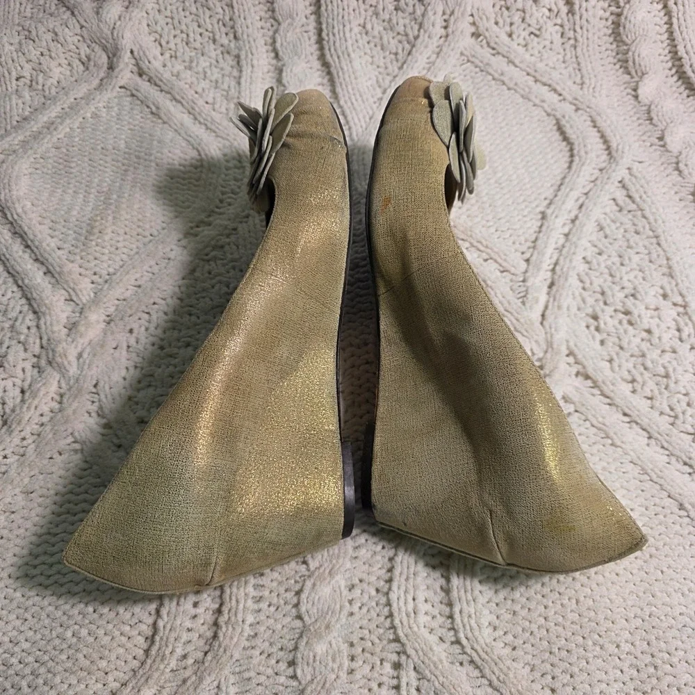 Donald‎ J Pliner Wedge Pumps Gold Metallic 3D Flower Floral Accent Womens 10M
